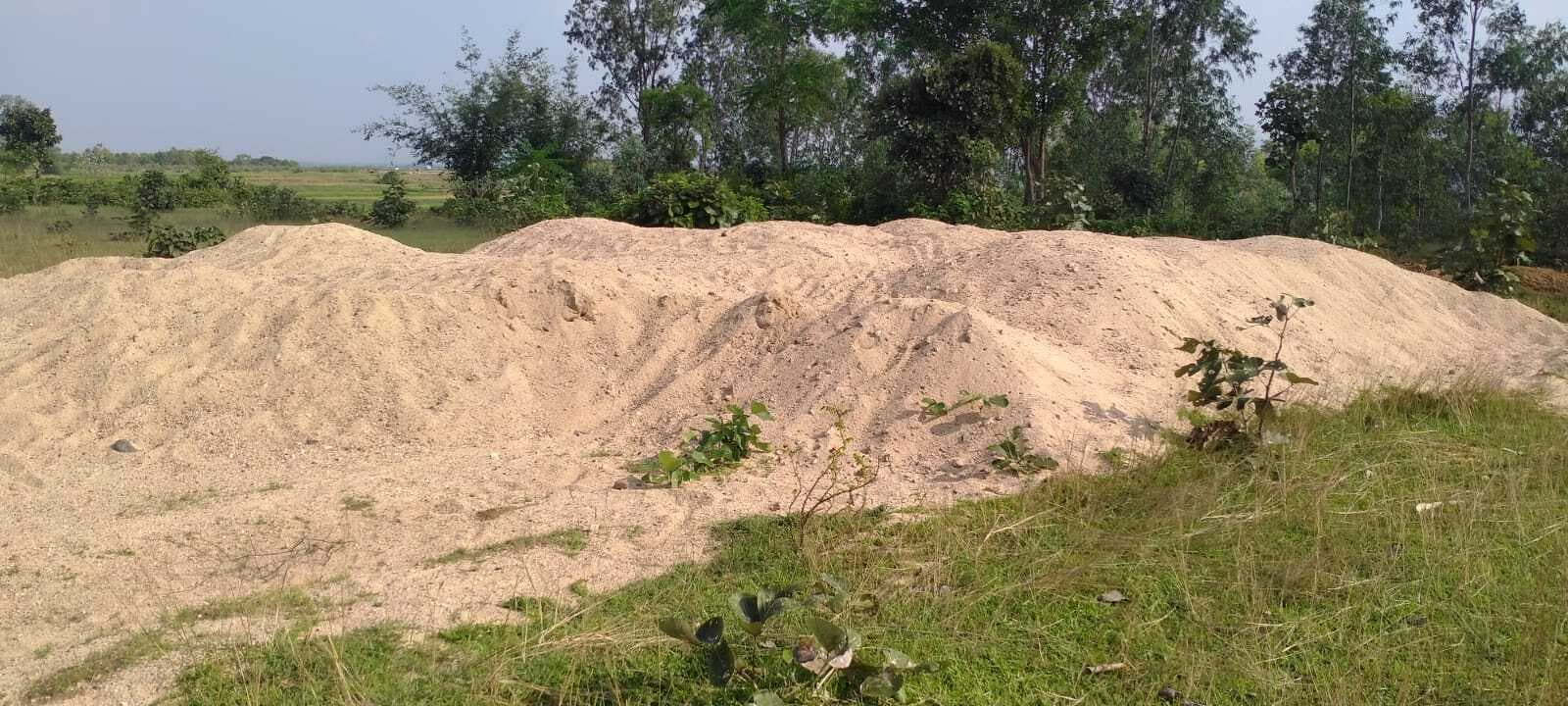 Giridih News :नदी किनारे के गावों में होती है बालू डंपिंग