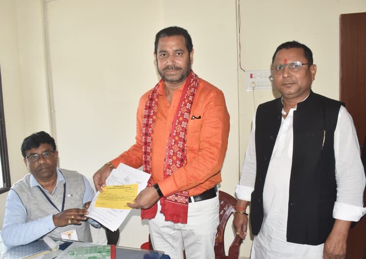 Bokaro News : मेयर के लिए 20 व पार्षद के लिए 65 अभ्यर्थियों ने खरीदा पर्चा