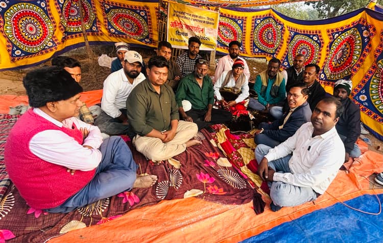 Giridih News :नहीं मिला लिखित आश्वासन, धरना जारी