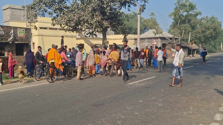 Bhagalpur news बाइक की आमने-सामने की टक्कर में तीन जख्मी, रेफर