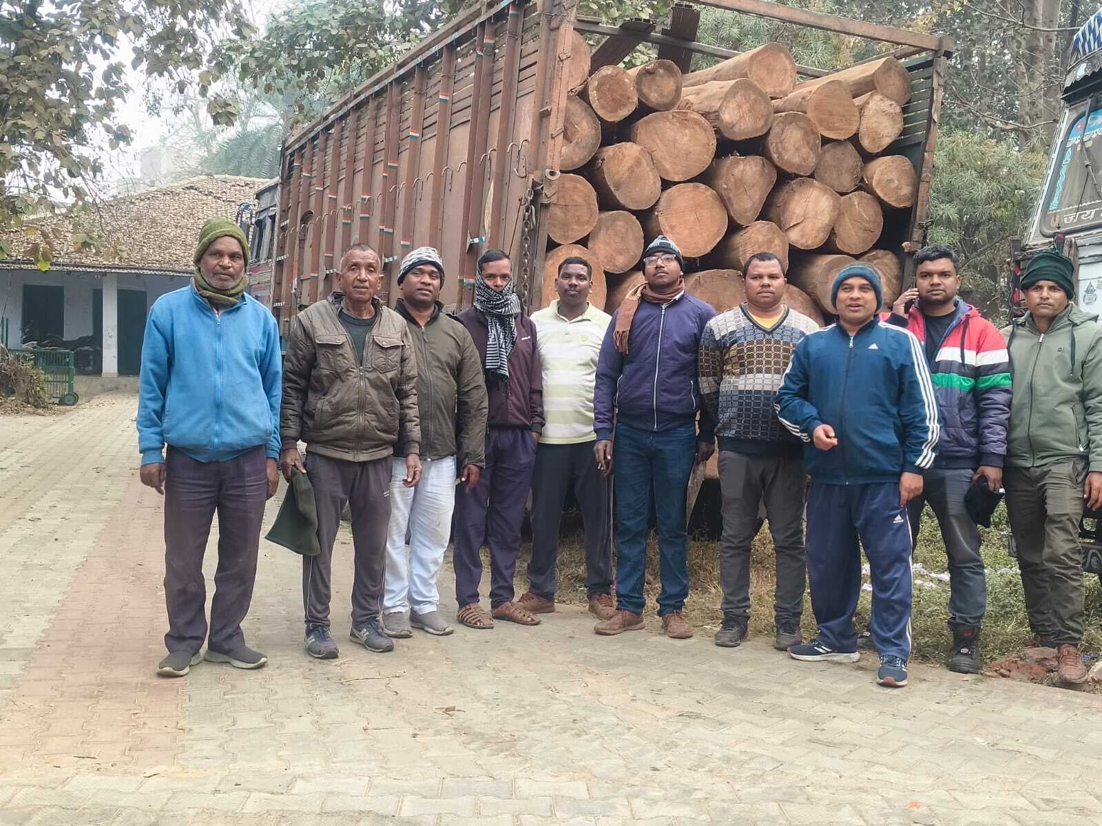 Chaibasa News : छह लाख की लकड़ी लदा ट्रक जब्त