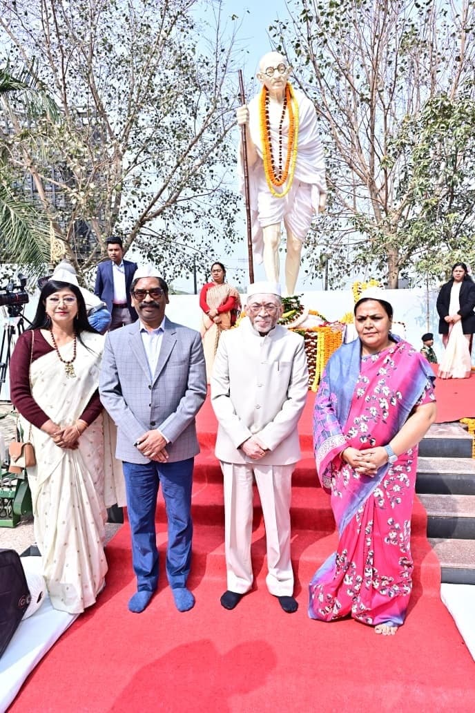 गवर्नर ने गुरुजी को पद्मभूषण पर केंद्र का आभार जताया, दीपिका ने भारत रत्न की मांग रखी