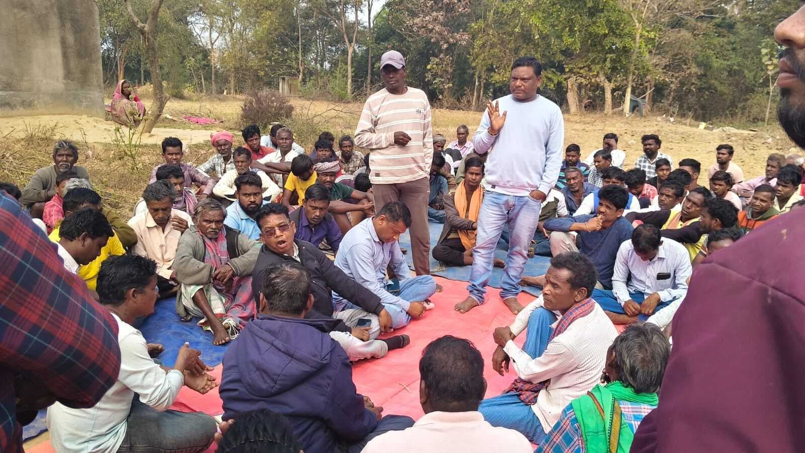 East Singhbhum News : सुंदरपुर गांव में कार्डधारियों को राशन नहीं मिलने पर ग्रामसभा, ग्रामीणों में आक्रोश