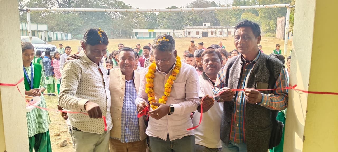 East Singhbhum News : स्कूल परिसर में छात्रावास का निर्माण नहीं करने की मांग, मिला आश्वासन