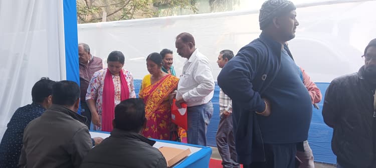 Dhanbad News : अध्यक्ष के चार और पार्षद के लिए 31 लोगों ने खरीदे पर्चे