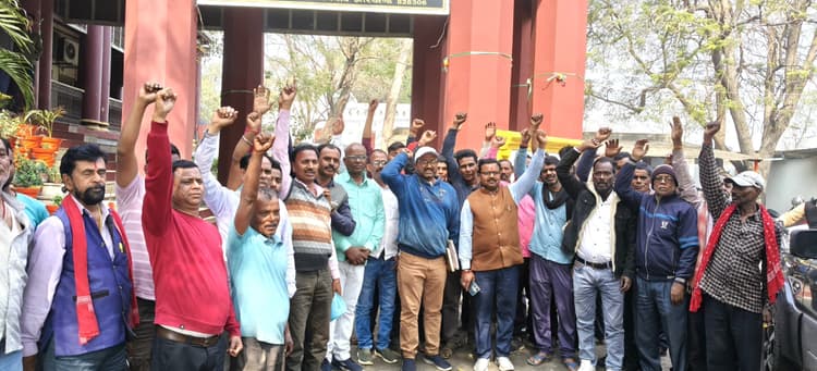 Dhanbad News : वेतन विसंगति के विरोध में सेलपिकर मजदूरों ने किया प्रदर्शन