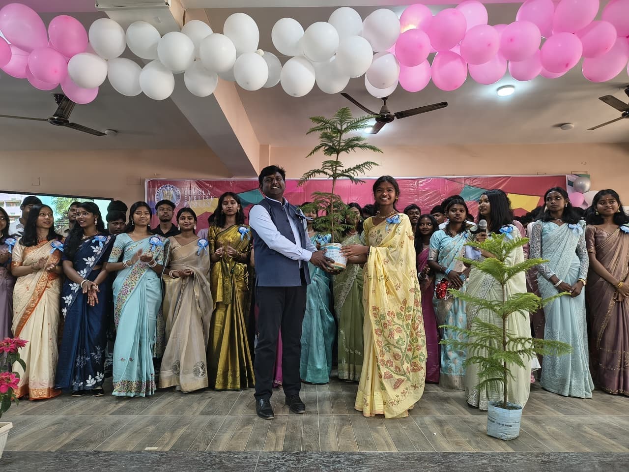 लोयोला इंग्लिश मीडियम स्कूल में दी गयी विदाई