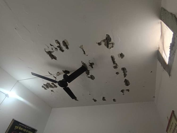रखरखाव के अभाव का दंश झेल रहा उपस्वास्थ्य केंद्र कुल्हड़िया, झड़ रहे छज्जे