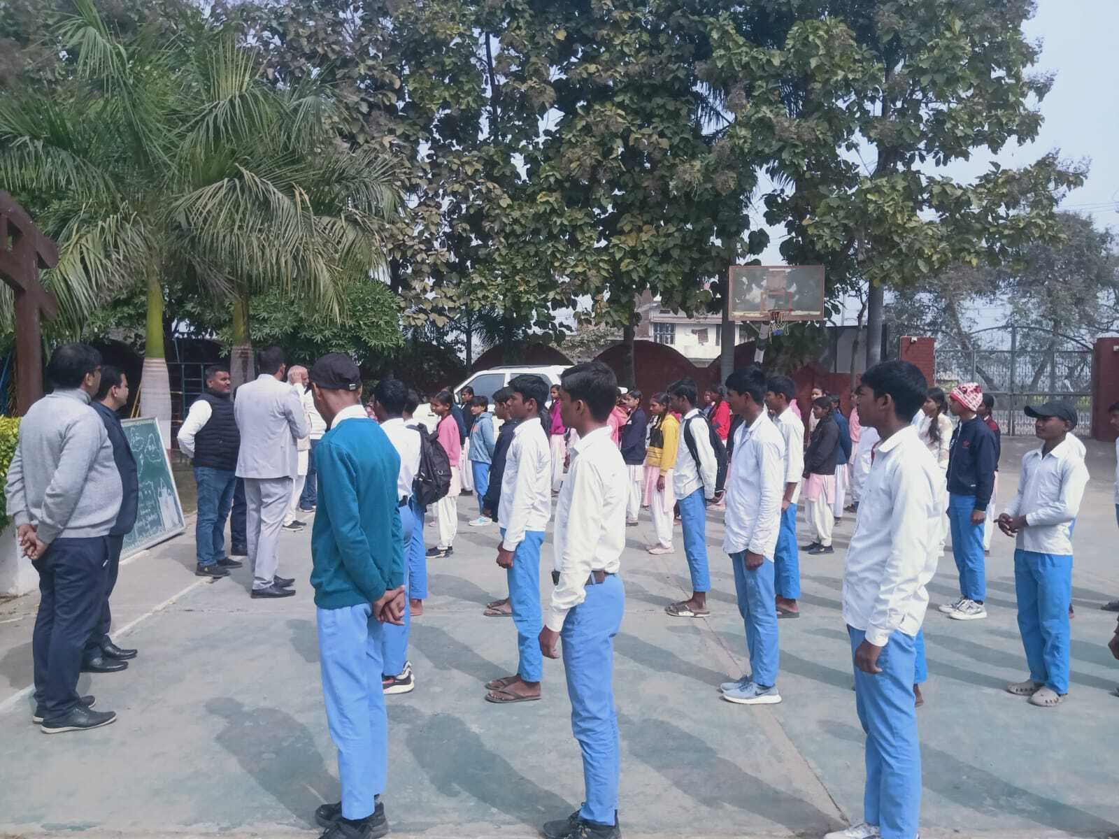 हमीरपुर स्कूल के छात्र-छात्राओं ने मानव भारती विद्यालय में किया भ्रमण