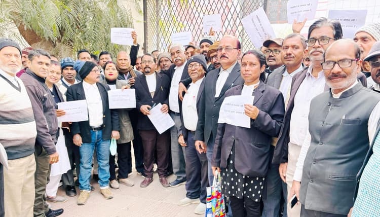 मानदेय वृद्धि की मांग को लेकर न्यायमित्रों ने किया प्रदर्शन