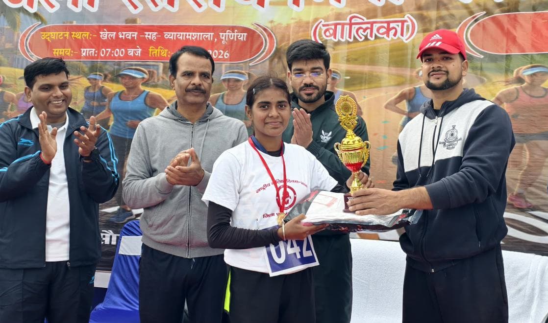 मैराथन दौड़ में विजेताओं को जिलाधिकारी ने किया सम्मानित