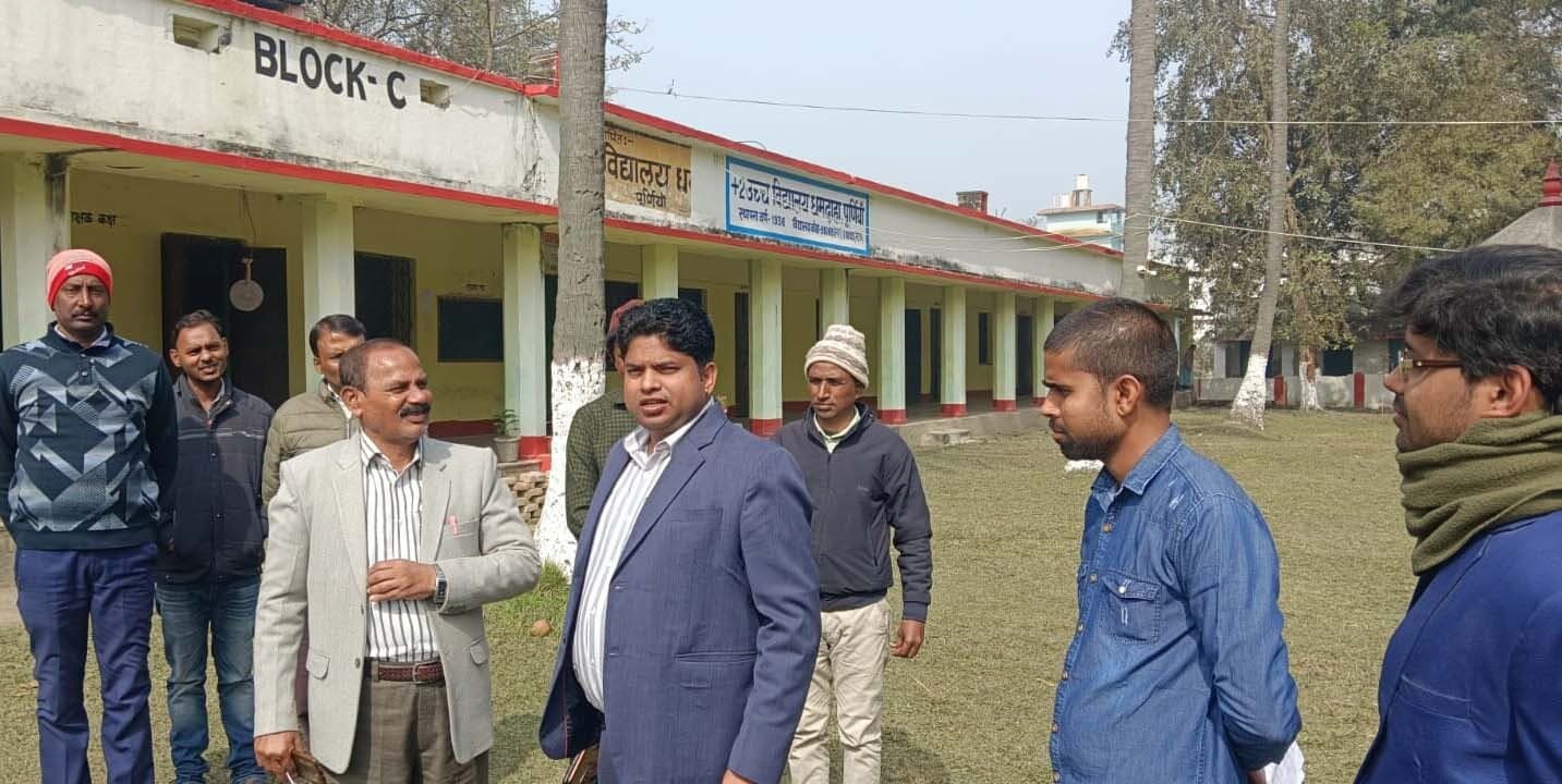 धमदाहा में इंटर परीक्षा केंद्रों का एसडीओ ने किया निरीक्षण