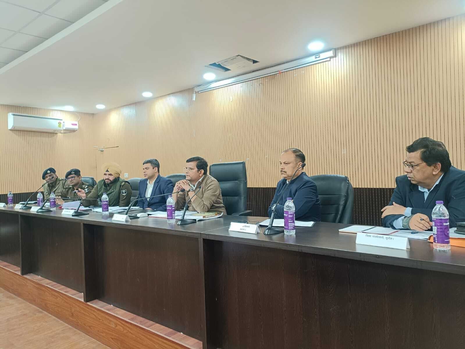 फ्लैगशिप योजनाओं के क्रियान्वयन में तेजी लाने का आयुक्त ने दिया निर्देश