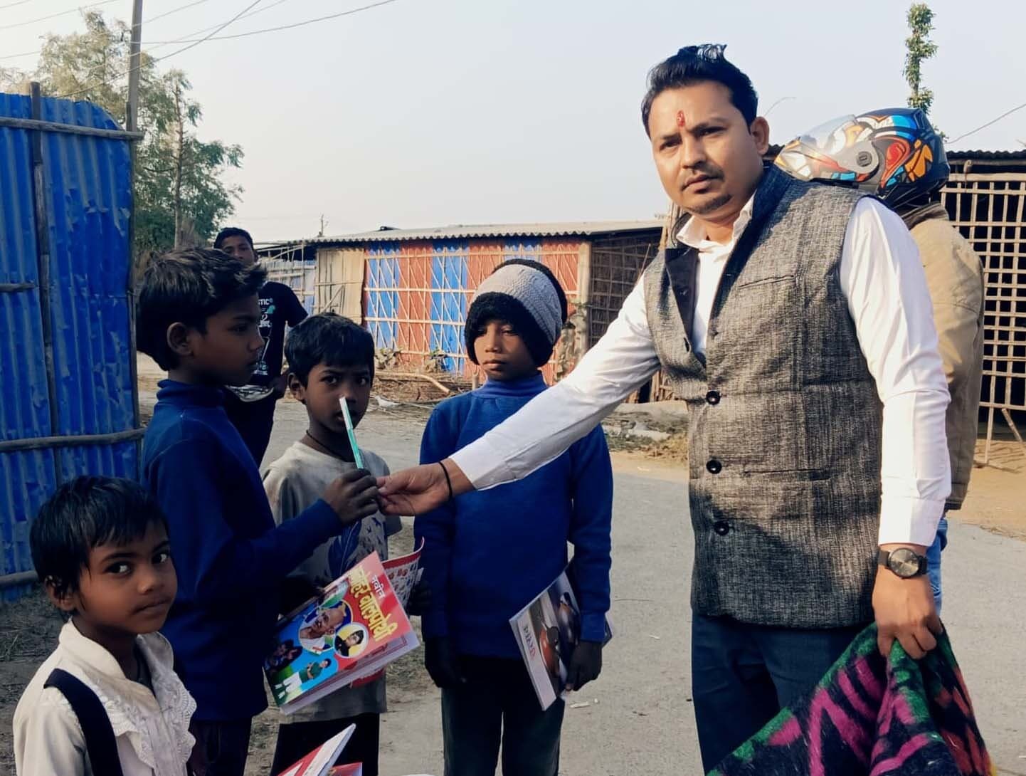 स्कूली बच्चों में पठन-पाठन सामग्री वितरित