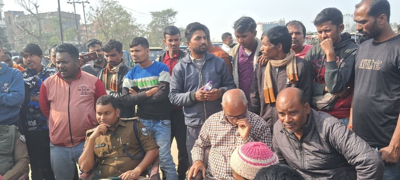 टेंपो टोटो चालकों ने की निगम के कथित संवेदकों पर लगाम लगाने की मांग