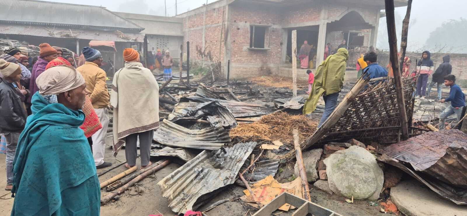 शार्ट सर्किट से लगी आग में सात घर जले