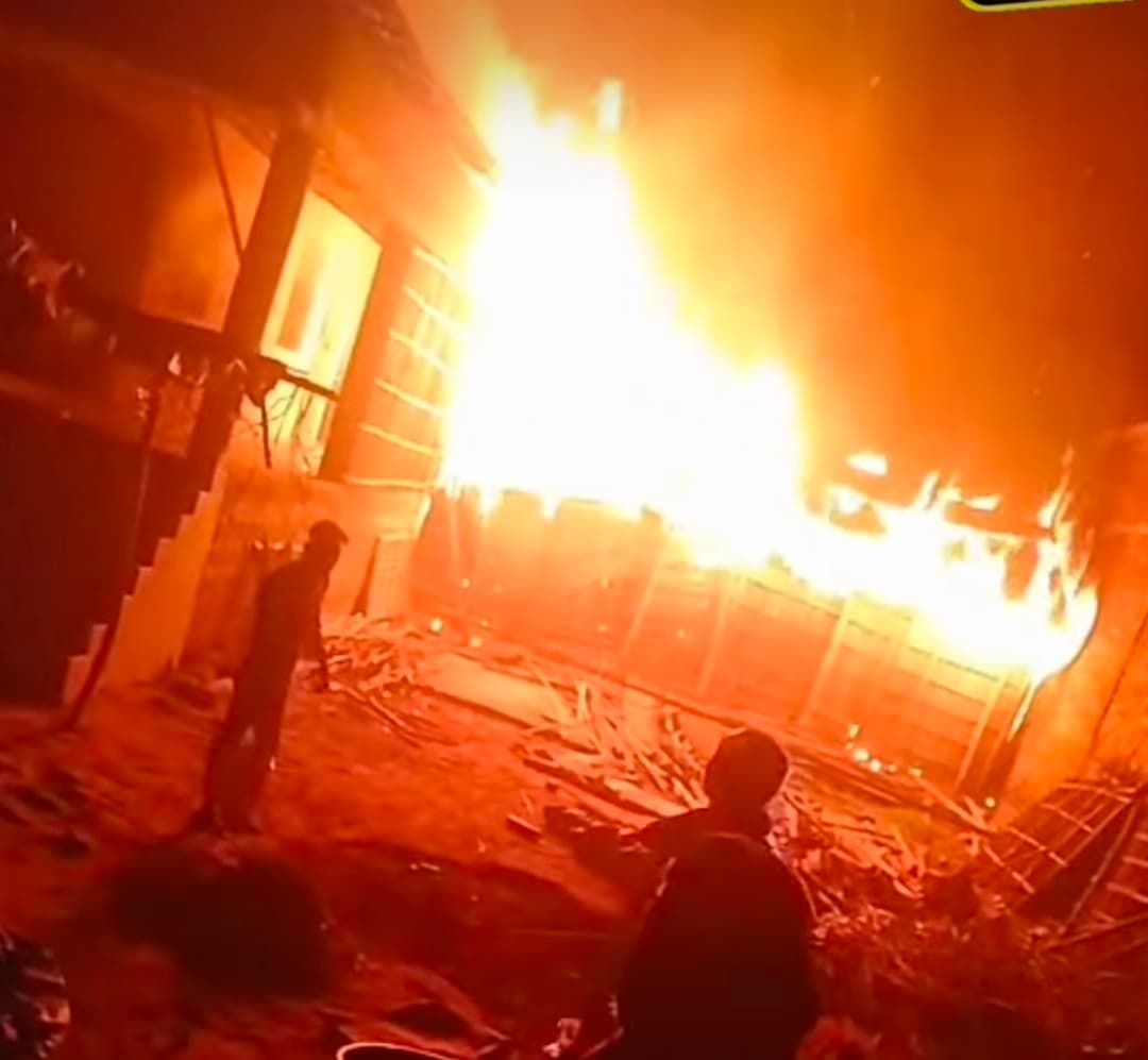 सुपौली कामत टोला में आग लगने से लाखों का नुकसान