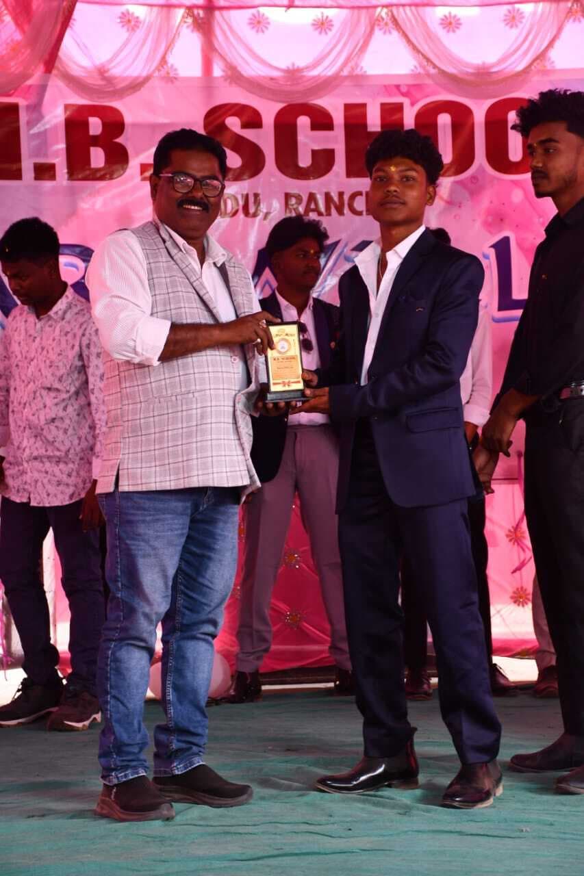 एमबी स्कूल में विद्यार्थियों को दी गयी विदाई