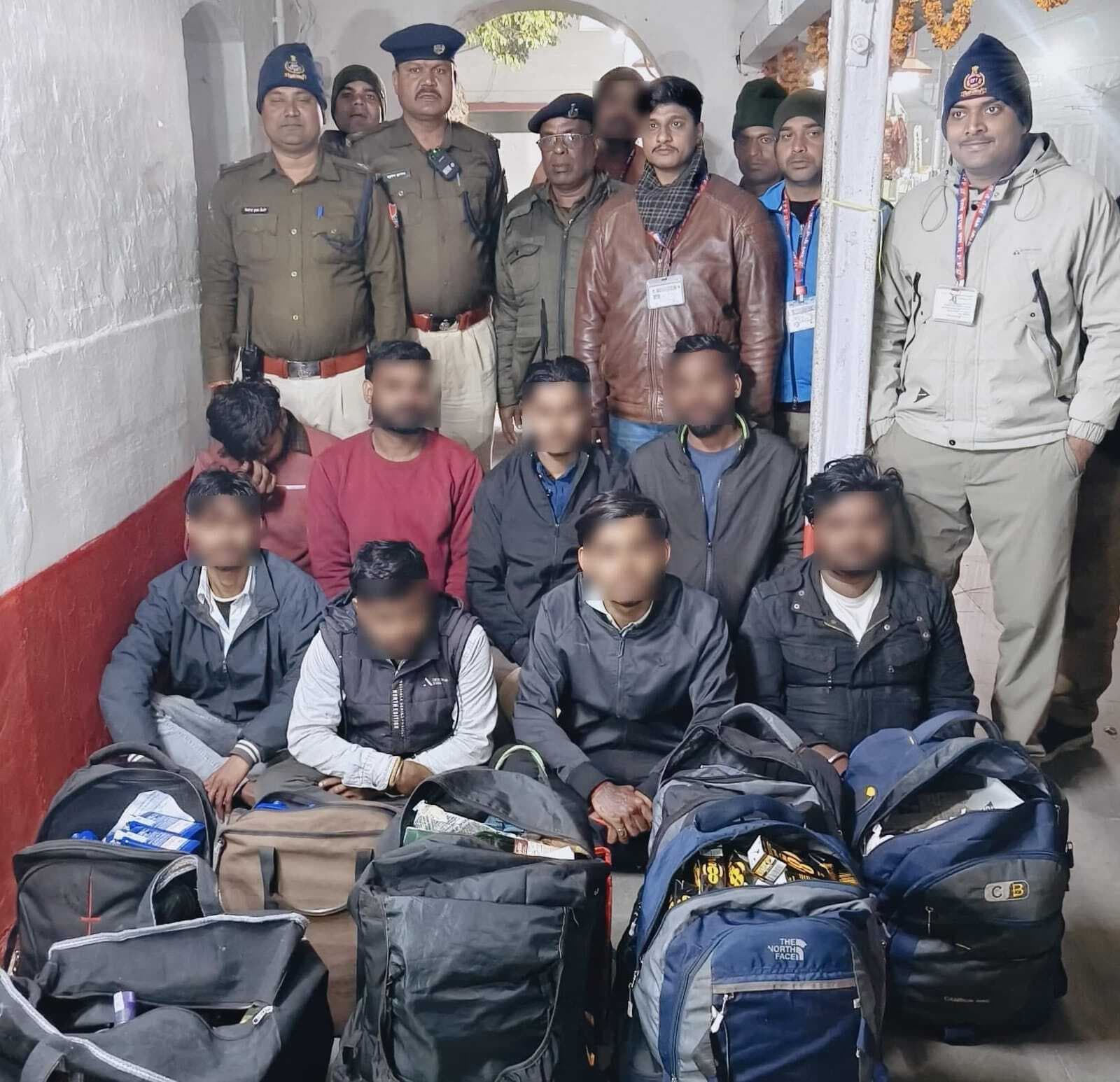ओडिशा संपर्क क्रांति एक्सप्रेस से 108 लीटर अंग्रेजी शराब के साथ आठ धंधेबाज गिरफ्तार