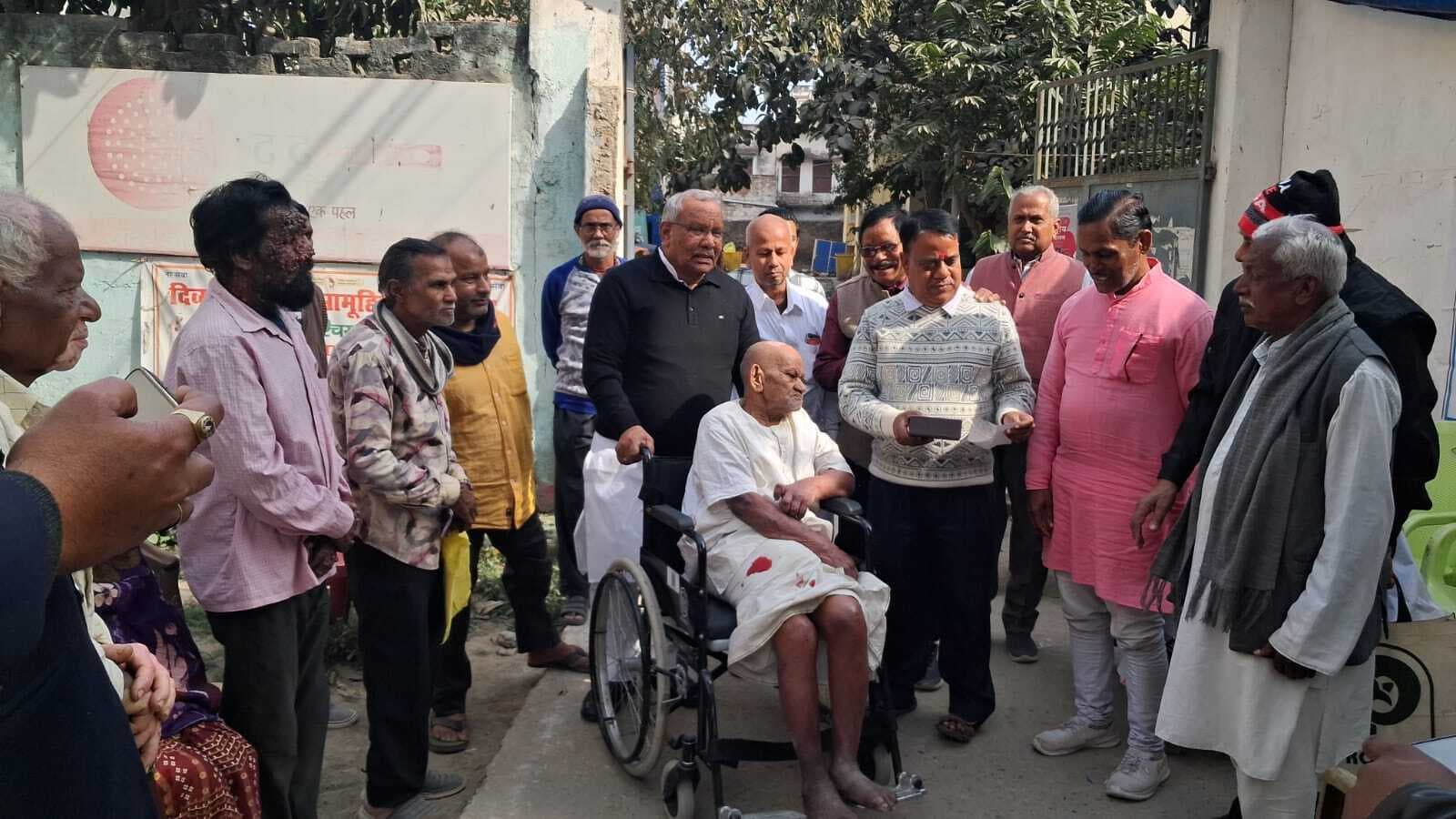 पूर्व उपमुख्यमंत्री ने दिव्यांगों के बीच बांटा सहायक उपकरण