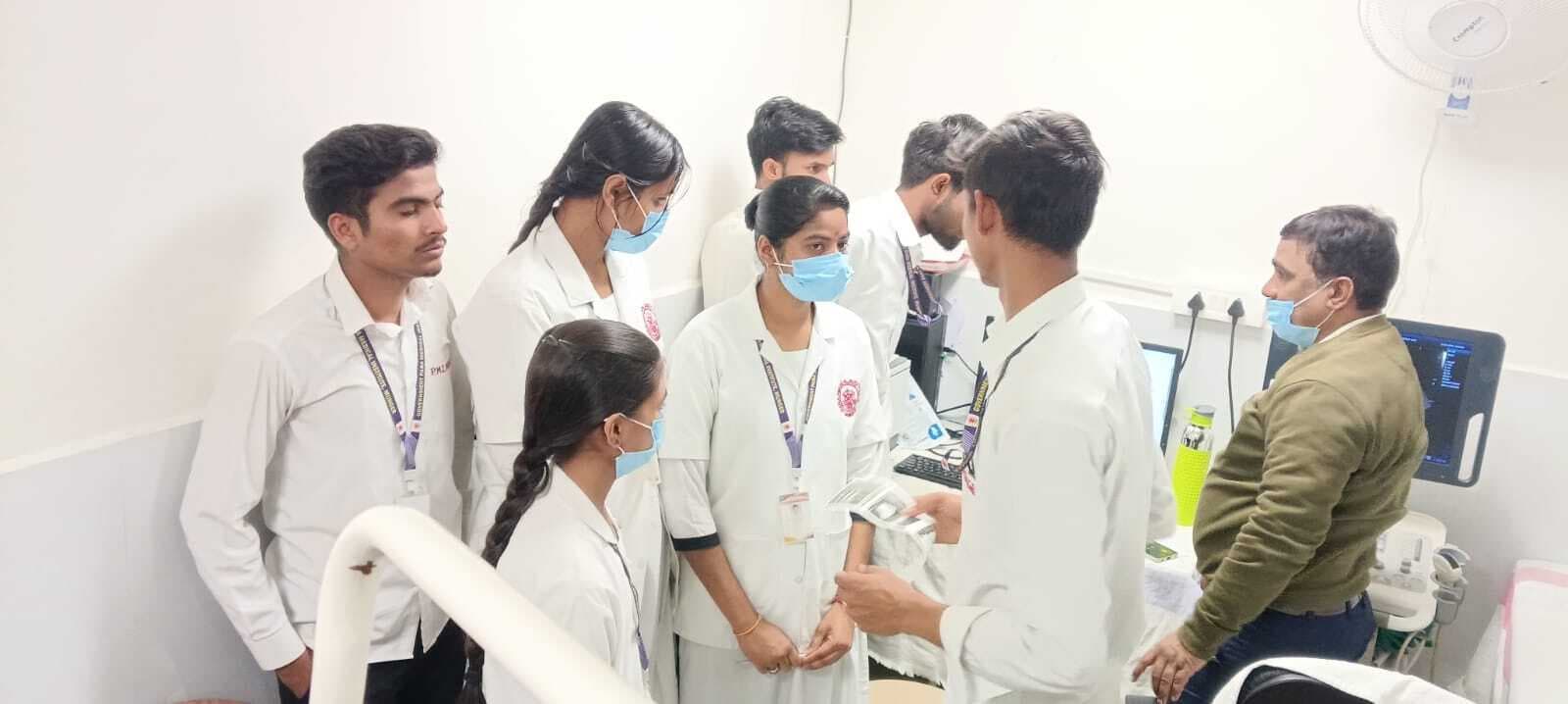 अल्ट्रासाउंड जांच केंद्र में पारामेडिकल स्टूडेंट की भीड़ पर भड़के सीएस