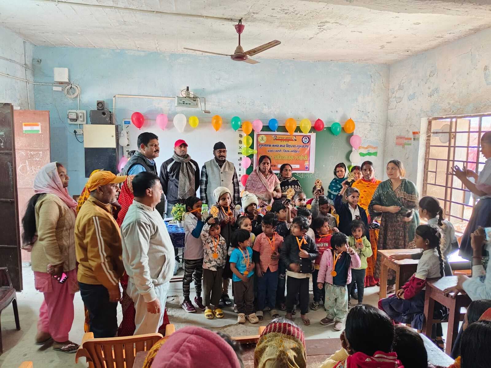 शिक्षक-अभिभावक संगोष्ठी में बच्चे को किया गया पुरस्कृत