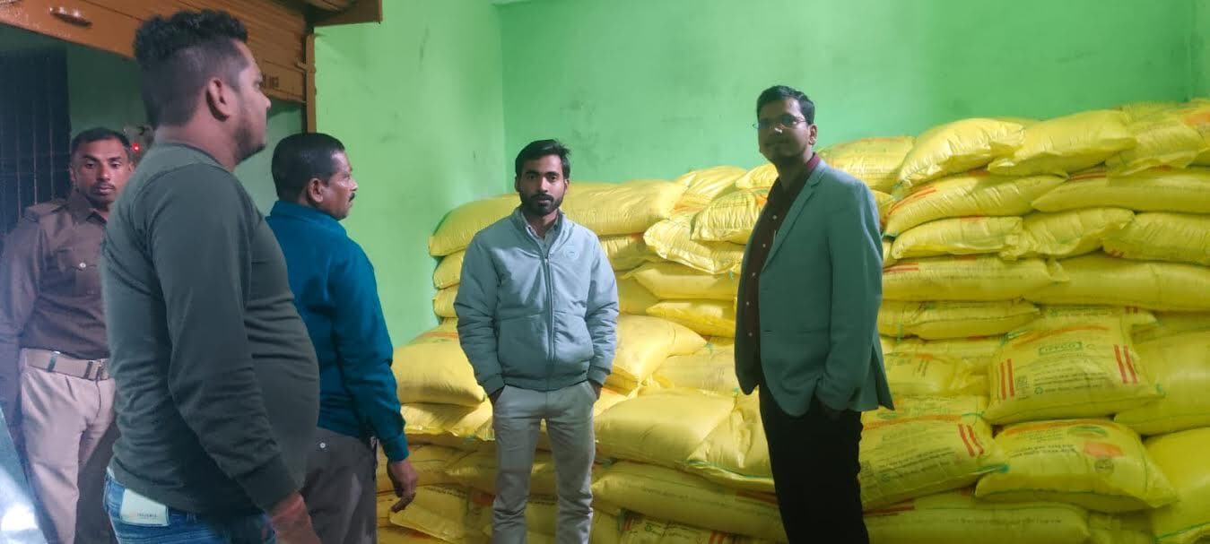 अधिकारी ने खाद दुकान का किया औचक निरीक्षण, अधिक दाम लेने पर किसान तुरंत करे शिकायत