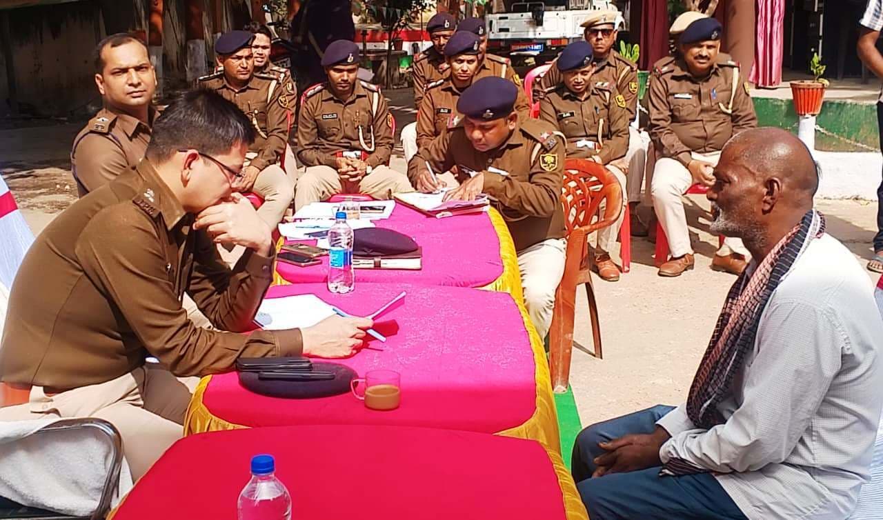 जनता दरबार में बेटे के हत्यारों की गिरफ्तारी की मांग को लेकर पहुंची बेबस मां