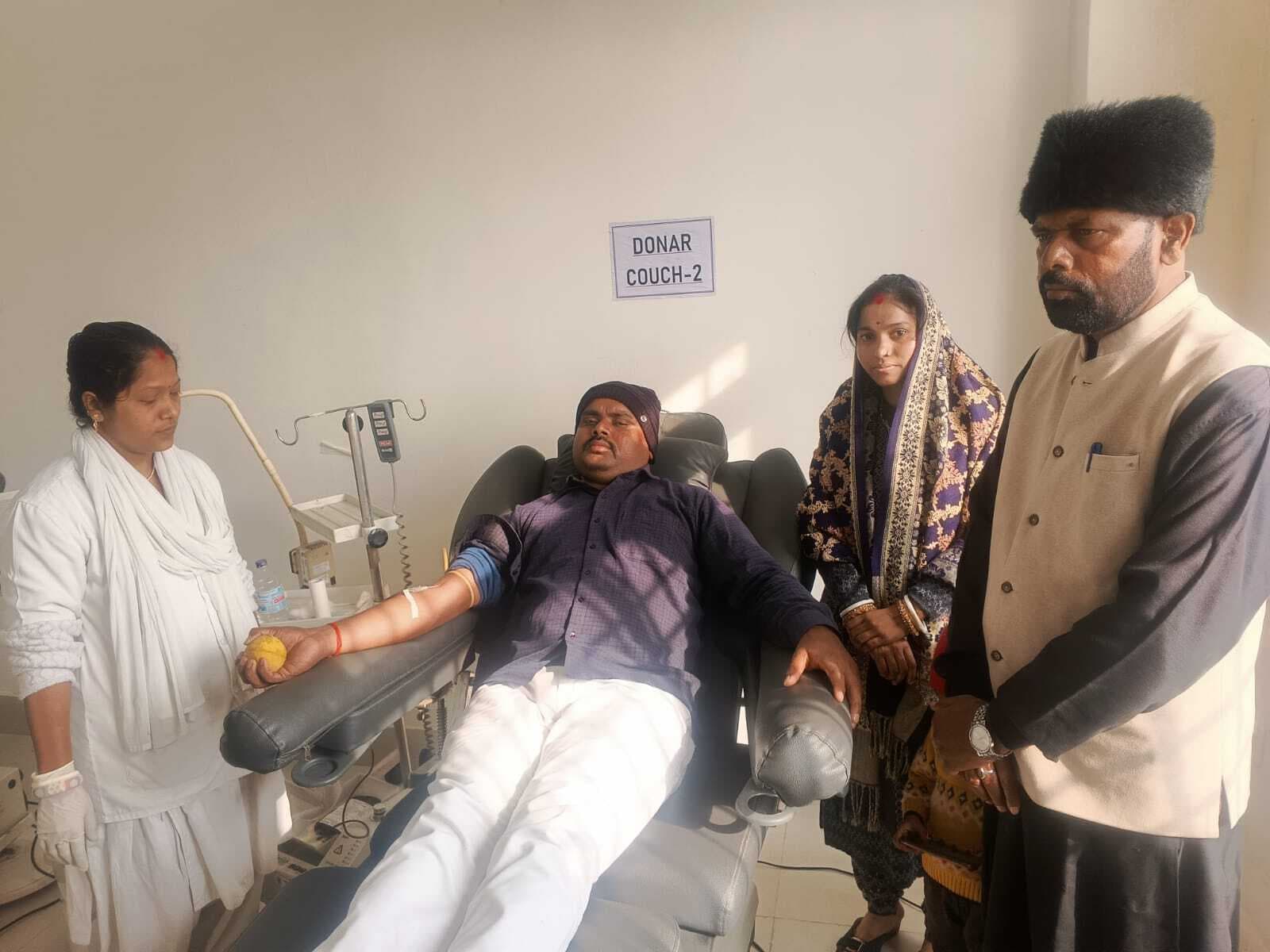 समाजसेवी के पुत्र ने रक्तदान कर बचायी मरीज की जान