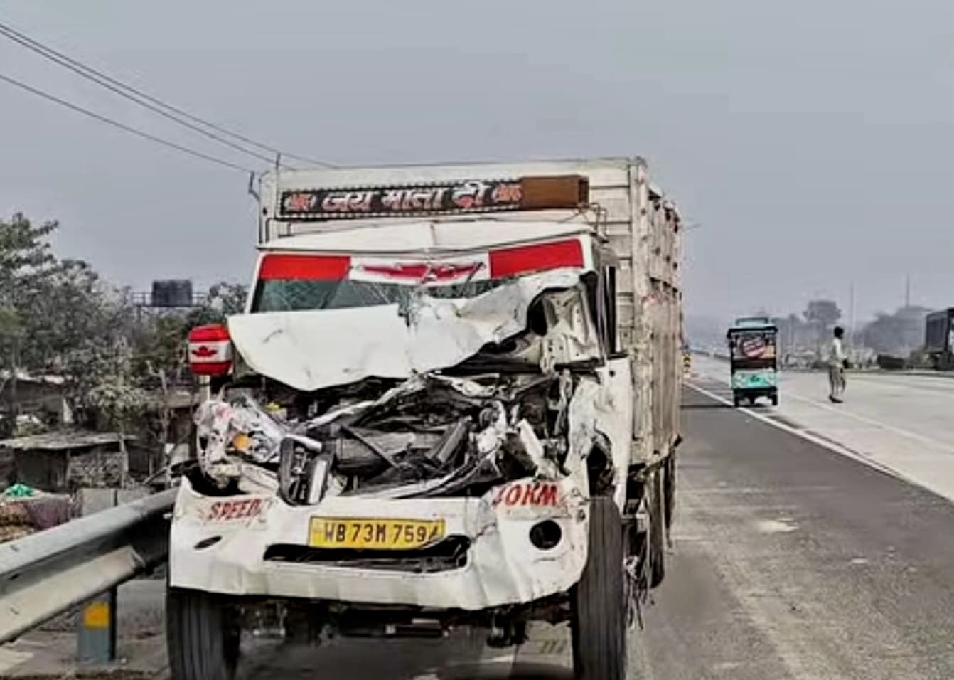 सड़क हादसे में घायल तड़पते रहे, ग्रामीणों ने मटर की बोरियां लूटीं