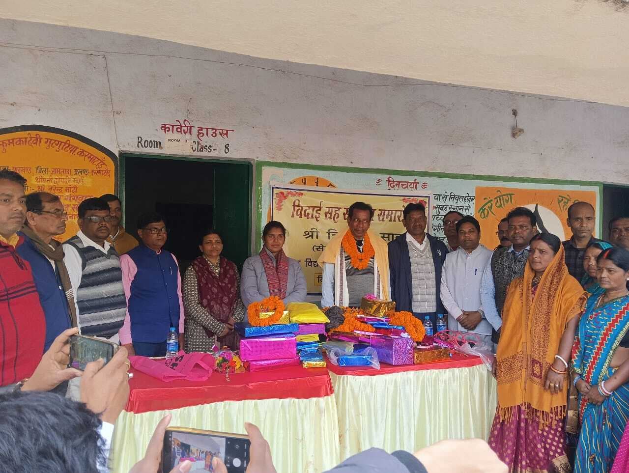 मवि के शिक्षक त्रिपुरारी को सम्मानपूर्वक दी गयी विदाई