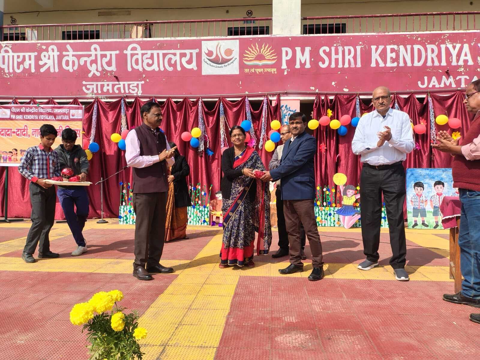 दादा-दादी परिवार का अमूल्य धरोहर, जीवन को सही दिशा देते हैं : प्राचार्य