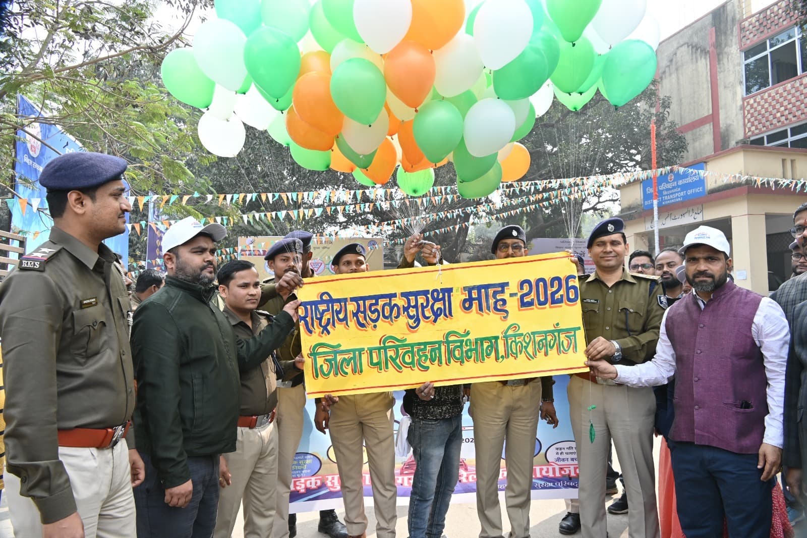 स्कूली बच्चों, पुलिस व अधिकारियों ने दिया सड़क सुरक्षा का संदेश