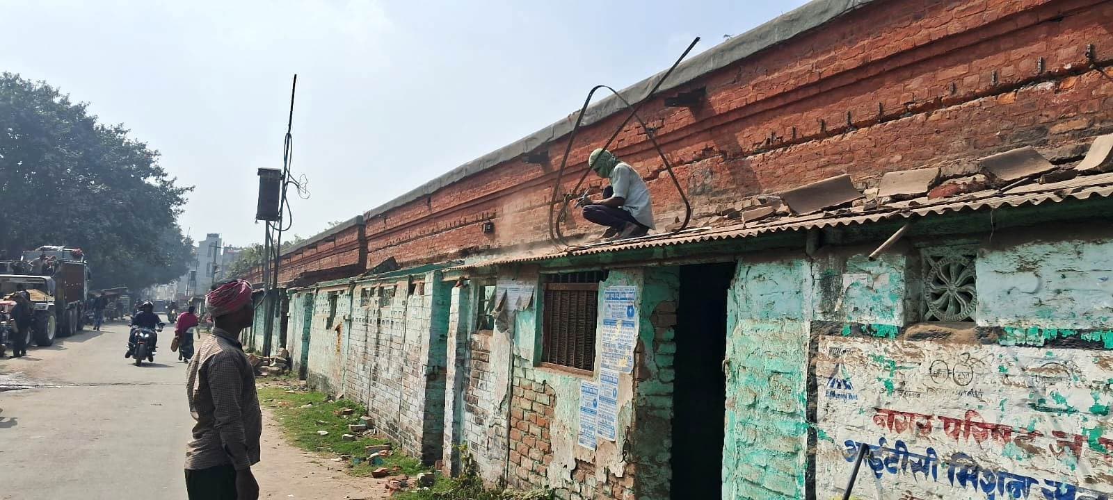 जमालपुर के रेलवे कॉलोनी के 116 क्वार्टर को ध्वस्त करने का कार्य आरंभ