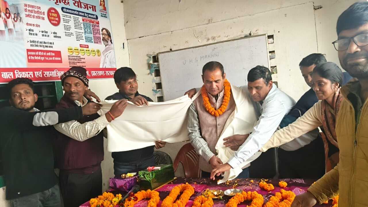 मखनी स्कूल में वरिष्ठ शिक्षक को दी गयी विदाई