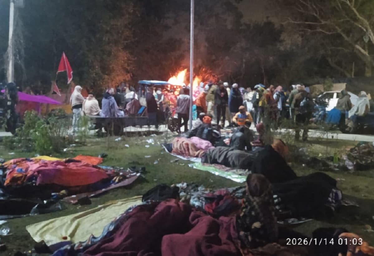 कोई चिता की आग के बगल में तो कोई सफेद बालू पर सोने को मजबूर, गंगासागर पर ऐसे गुजरी तीर्थयात्री की रात