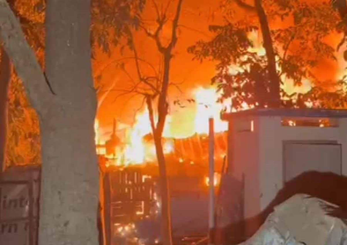 कोलकाता में भीषण अगलगी, आनंदपुर में धू धू कर घंटों जलते रहे कई घर