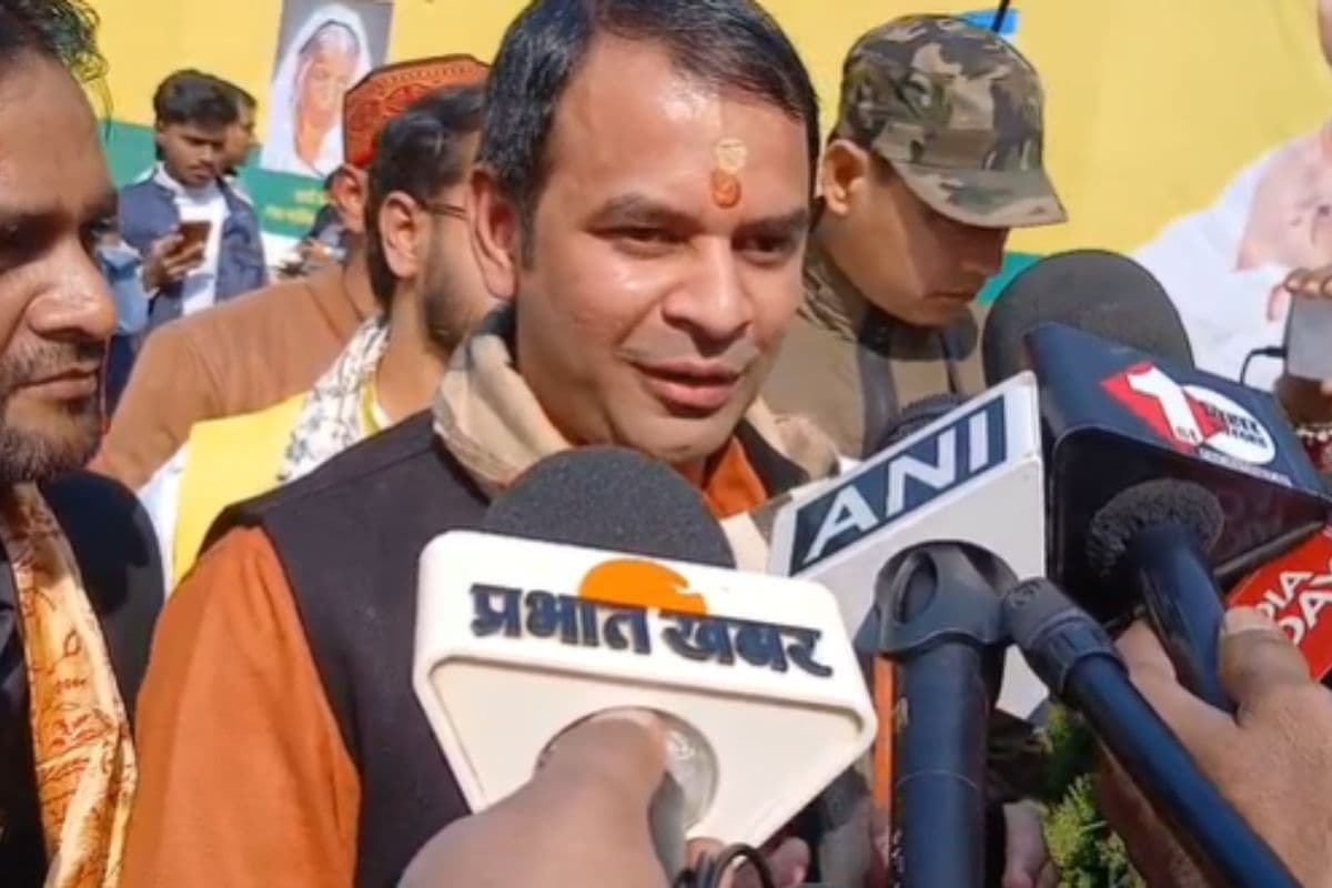 Tej Pratap Yadav: लालू प्रसाद के भोज में आने पर बोले तेज प्रताप- पिता का आशीर्वाद मिला, तेजस्वी के नहीं पहुंचने पर क्या कहा?