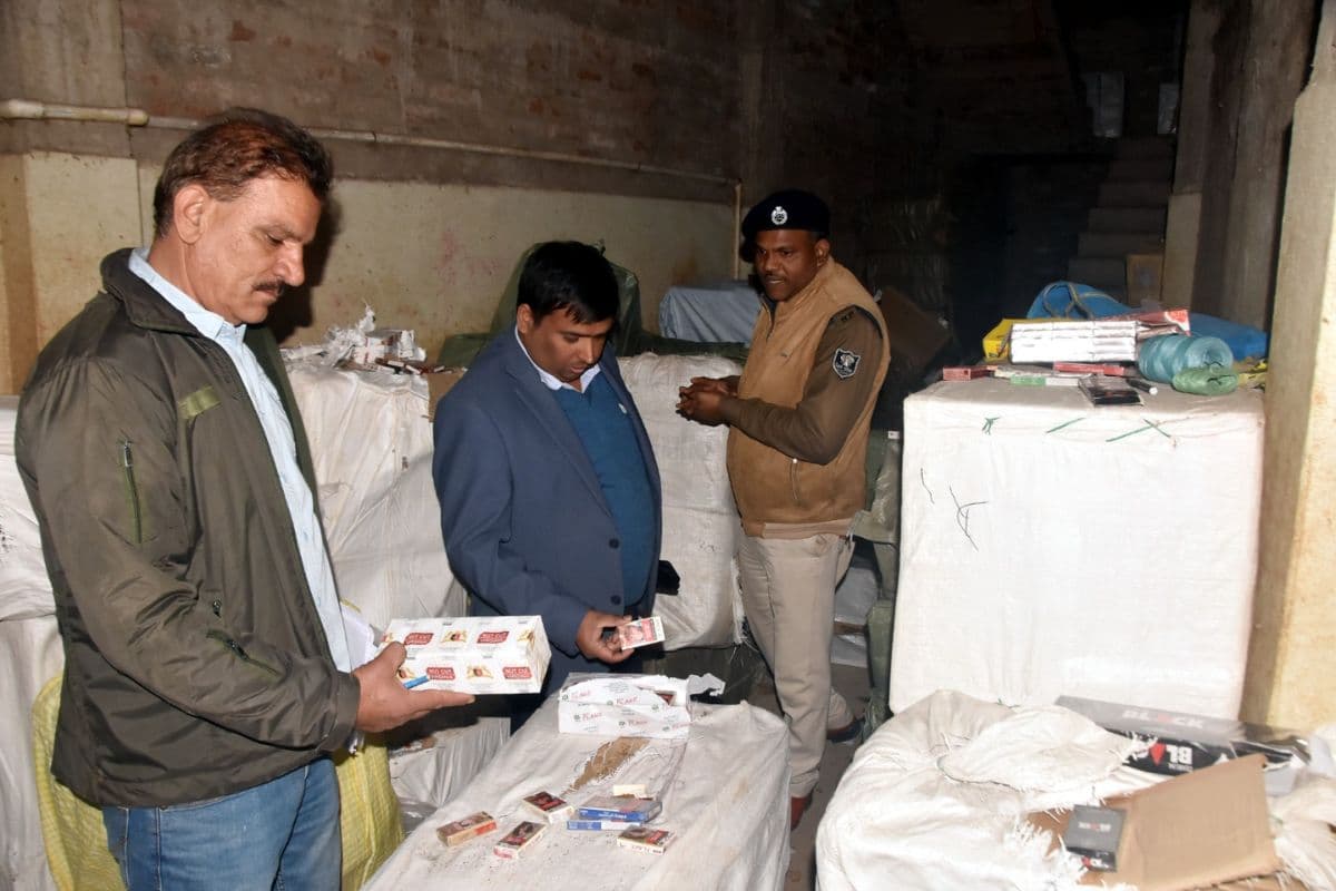 मुजफ्फरपुर में इंडोनेशिया, कोरिया और म्यांमार की सिगरेट का बड़ा जखीरा पकड़ा गया, बंद गोदाम से दो करोड़ का माल बरामद