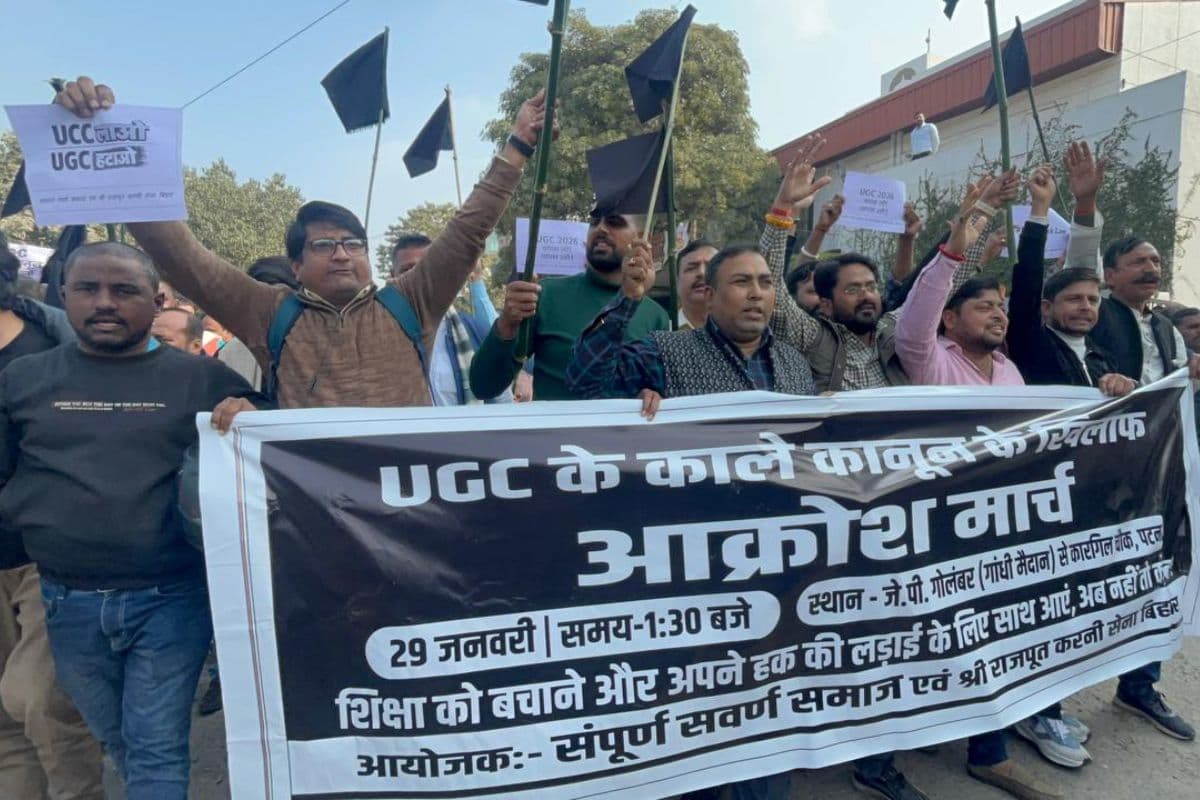 'हमें बेड़ियों में नहीं बांधा जा सकता...', UGC के नए कानून के खिलाफ पटना में प्रदर्शन, काला झंडा लेकर सड़क पर उतरे लोग