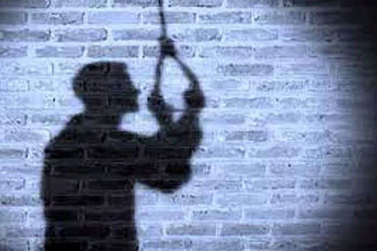 Bihar News: बिहार में दिल झकझोर देने वाली घटना, बेटे ने लगाई फांसी, लाश से लिपटकर रोते-बिलखते मां ने भी तोड़ा दम