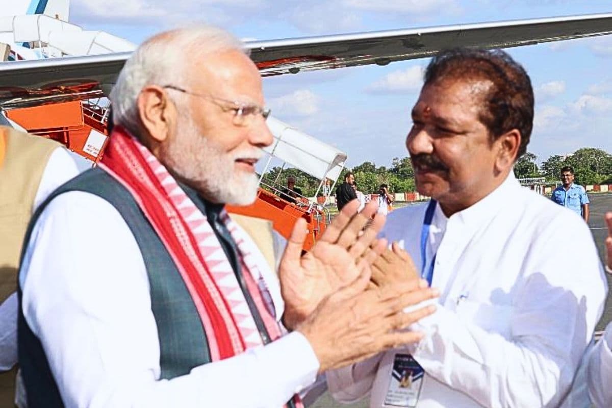 बंगाल जाने के दौरान अचानक पूर्णिया एयरपोर्ट पर क्यों रुके पीएम मोदी? मंत्री दिलीप जायसवाल से इन मुद्दों पर की बात