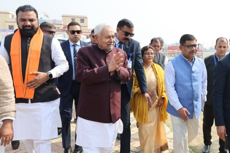 CM Nitish Yatra Photos: मधुबनी में सीएम नीतीश की समृद्धि यात्रा की देखिए तस्वीरें, दिया खास गिफ्ट, जीविका दीदियों से की बात