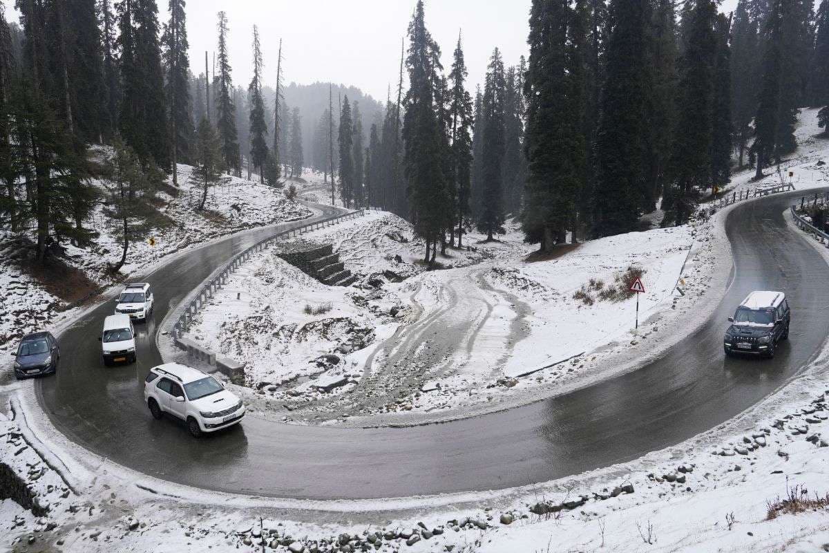 Rain And Cold Alert: अगले 48 घंटे यहां बारिश की संभावना, गुलमर्ग का तापमान शून्य से 8.8 डिग्री नीचे