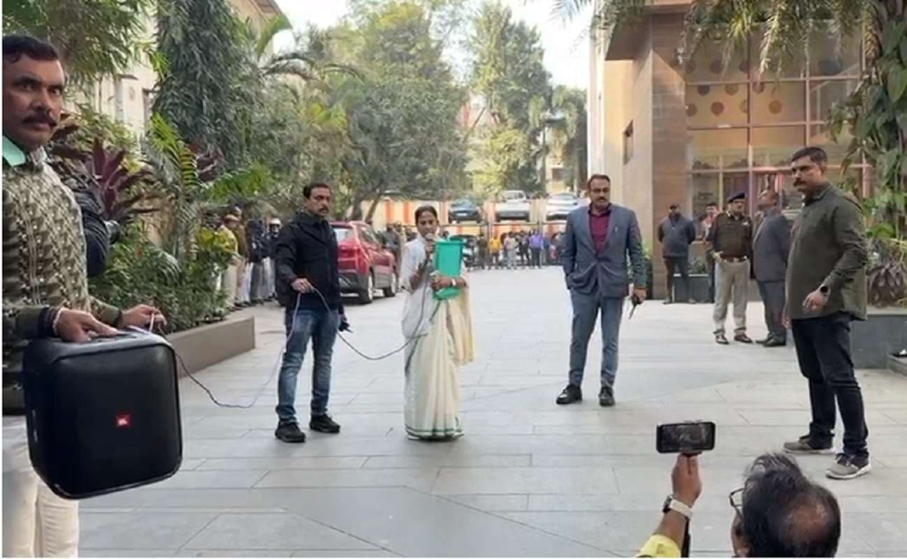 ईडी की छापेमारी के बीच I-PAC प्रमुख के घर पहुंची ममता बनर्जी, 20 मिनट बाद ग्रीन फाइल लेकर आयी बाहर ईडी की छापेमारी के बीच I-PAC प्रमुख के घर पहुंची ममता बनर्जी, 20 मिनट बाद ग्रीन फाइल लेकर आयी बाहर