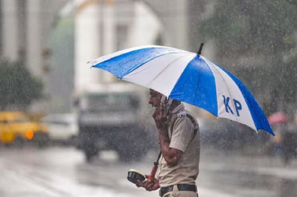 Kolkata Weather: बंगाल में आधी रात से हो रही बारिश, कोलकाता समेत इन जिलों में है ये खास अलर्ट