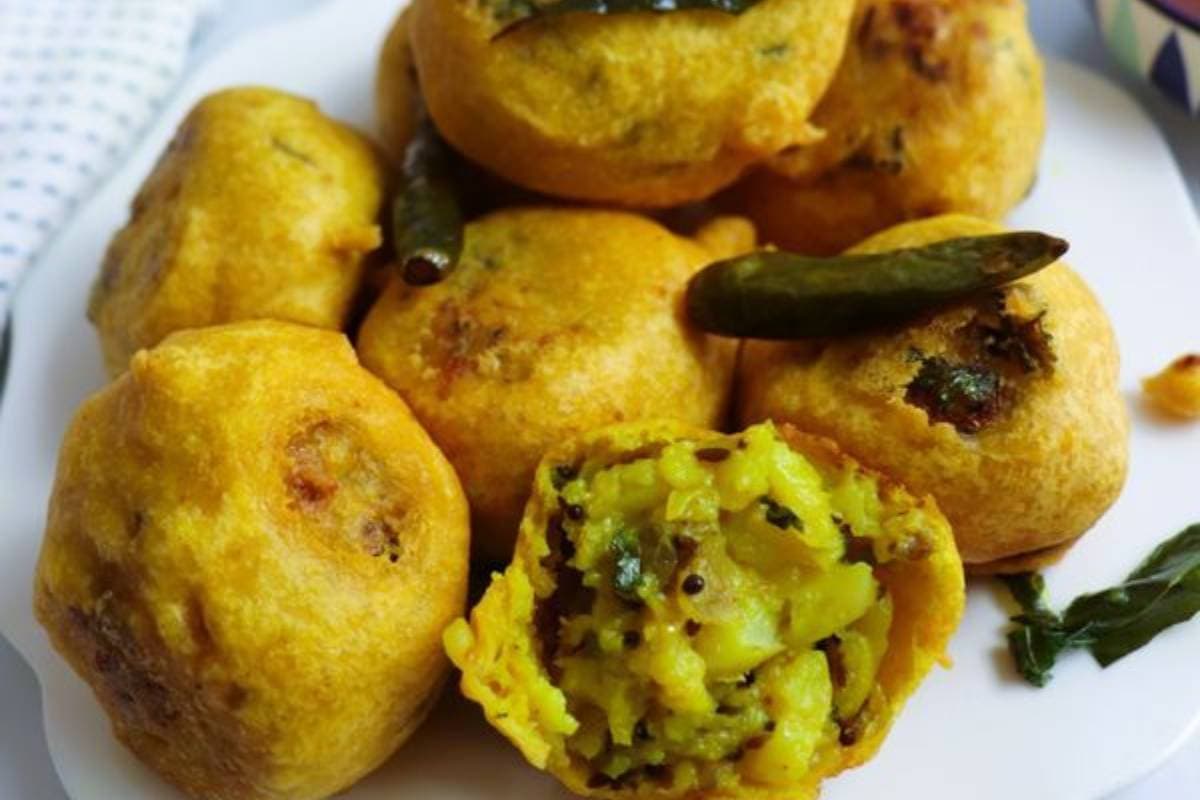 एकादशी व्रत में कुट्टू और साबूदाना आटे से बनाएं क्रिस्पी व्रत वाला आलू वडा