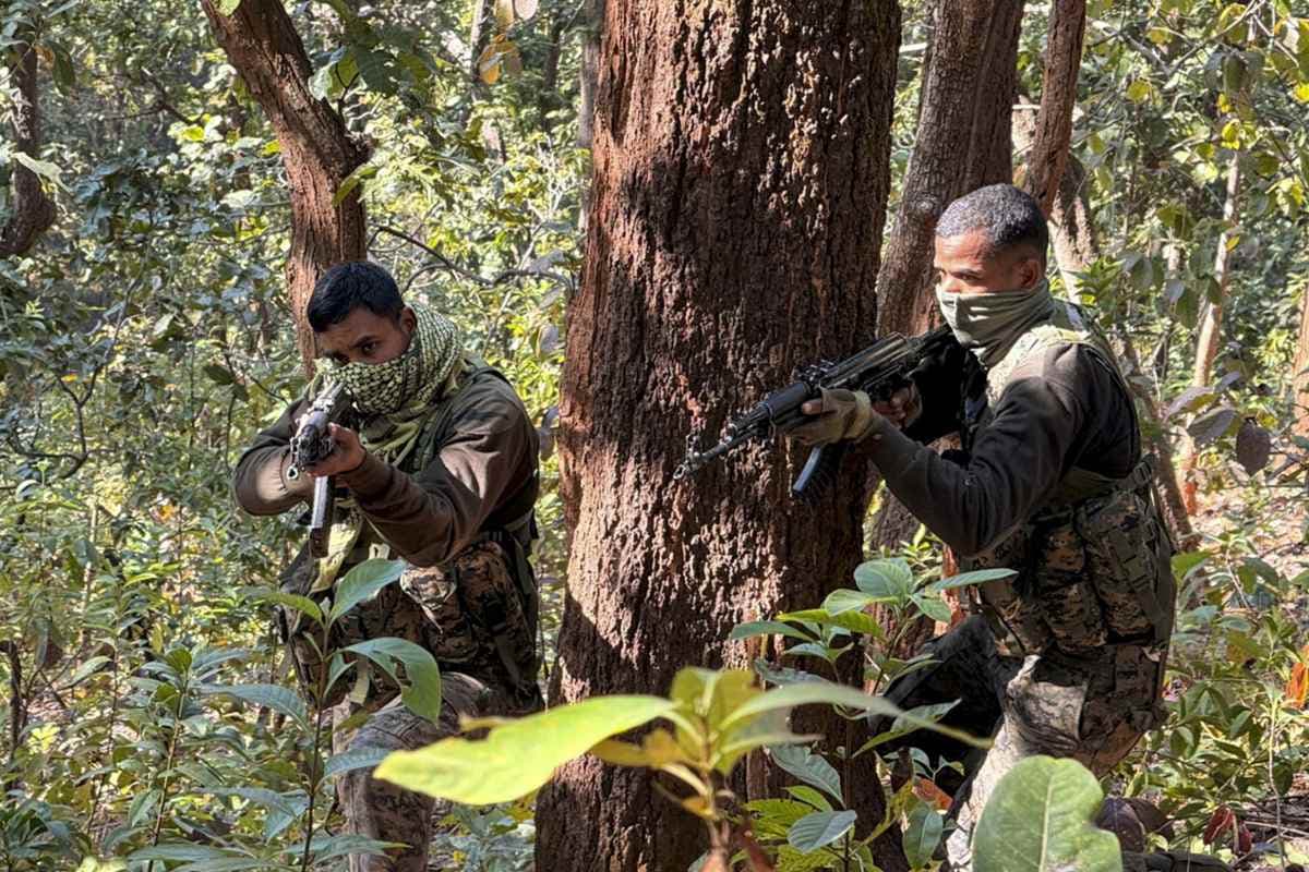 एंटी-नक्सल ऑपरेशन : अबूझमाड़ में तीन नक्सली ढेर, दुर्गम इलाके से बाहर लाया गया शव