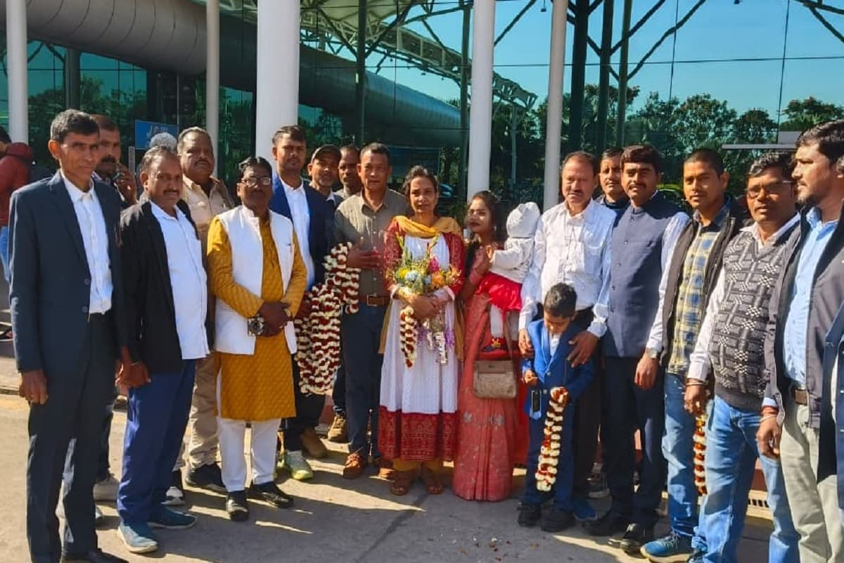 बड़कागांव पहुंचे मॉरीशस के पूर्व उप प्रधानमंत्री की बेटी-दामाद, रांची एयरपोर्ट पर भव्य स्वागत