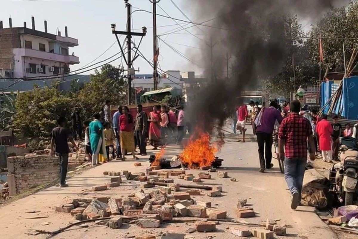 मुजफ्फरपुर में बुलडोजर एक्शन पर बवाल, पुलिस पर अतिक्रमण हटाओ अभियान के दौरान पथराव